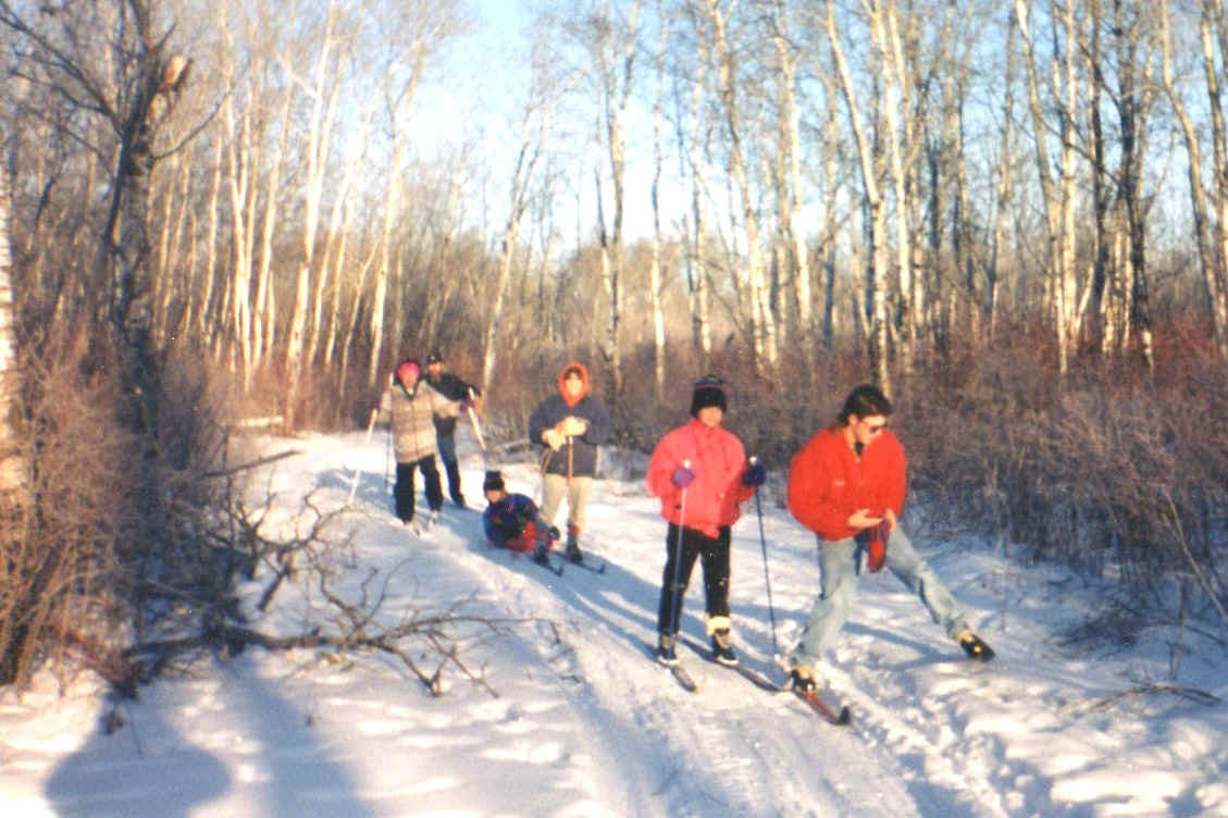 SKIING ON TRAIL.jpg (264642 bytes)