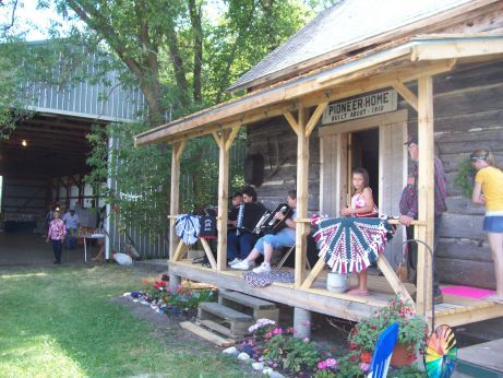 New roofed porch with musicians